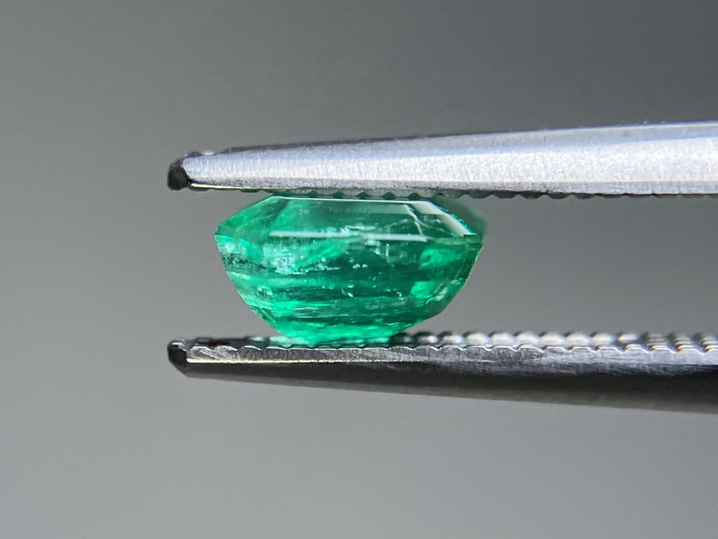 エメラルド 天然  1.147ct  中央宝石ソーティング付き  6.46㎜×6.32㎜×3.71㎜  ルース（ 裸石 ） 5950YY