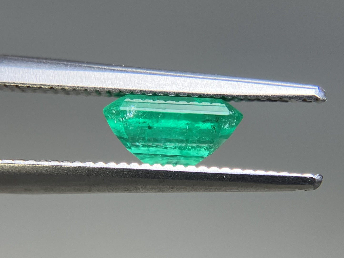 エメラルド 天然  1.256ct  中央宝石ソーティング付き  7.45㎜×6.18×3.68㎜  ルース（ 裸石 ） 5941YY