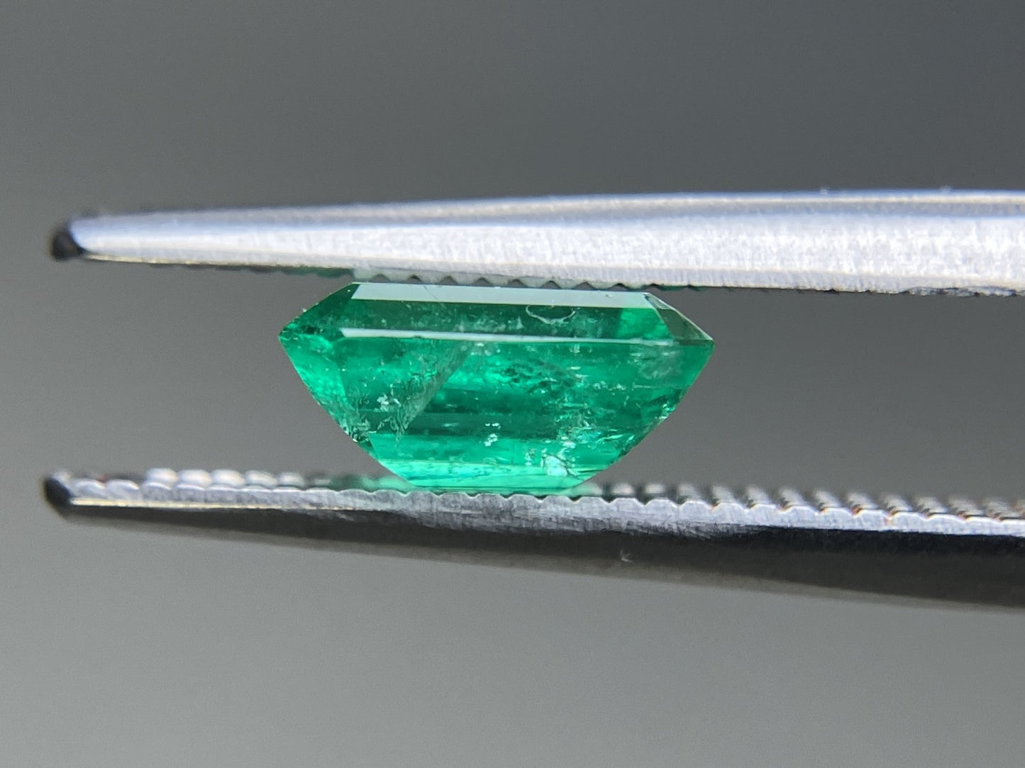 エメラルド 天然  1.256ct  中央宝石ソーティング付き  7.45㎜×6.18×3.68㎜  ルース（ 裸石 ） 5941YY