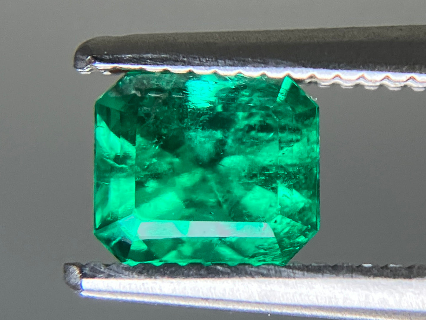 エメラルド 天然  0.786ct  中央宝石ソーティング付き  5.57㎜×4.83㎜×4.75㎜  ルース（ 裸石 ） 5946YY