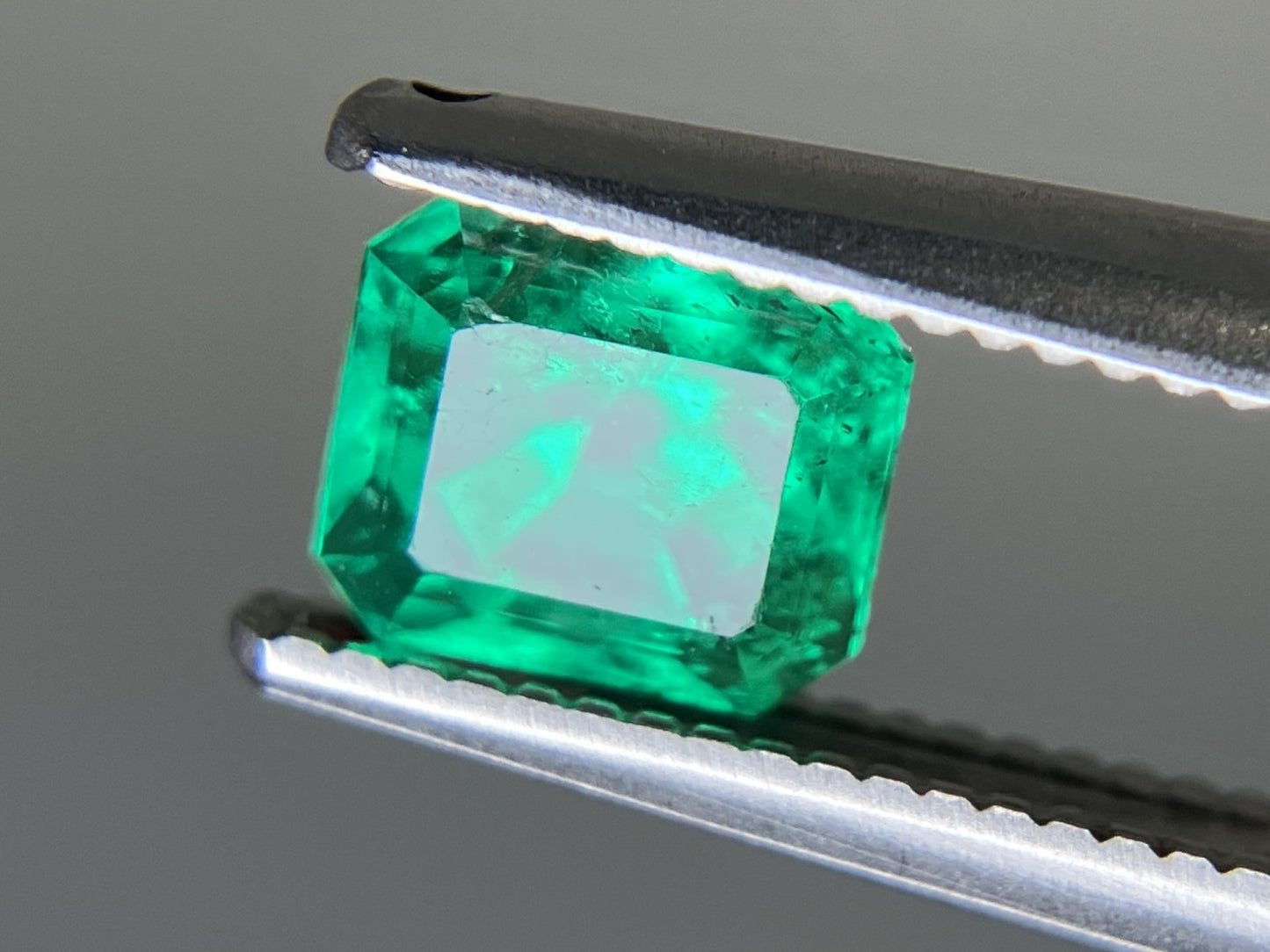 エメラルド 天然  0.786ct  中央宝石ソーティング付き  5.57㎜×4.83㎜×4.75㎜  ルース（ 裸石 ） 5946YY