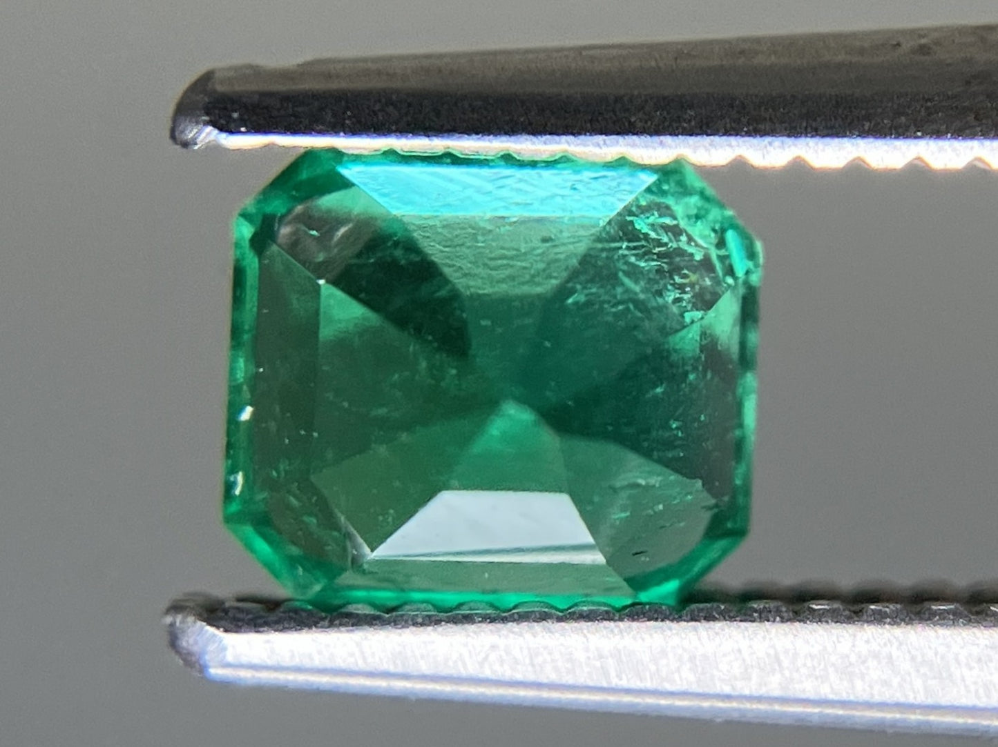 エメラルド 天然  0.786ct  中央宝石ソーティング付き  5.57㎜×4.83㎜×4.75㎜  ルース（ 裸石 ） 5946YY