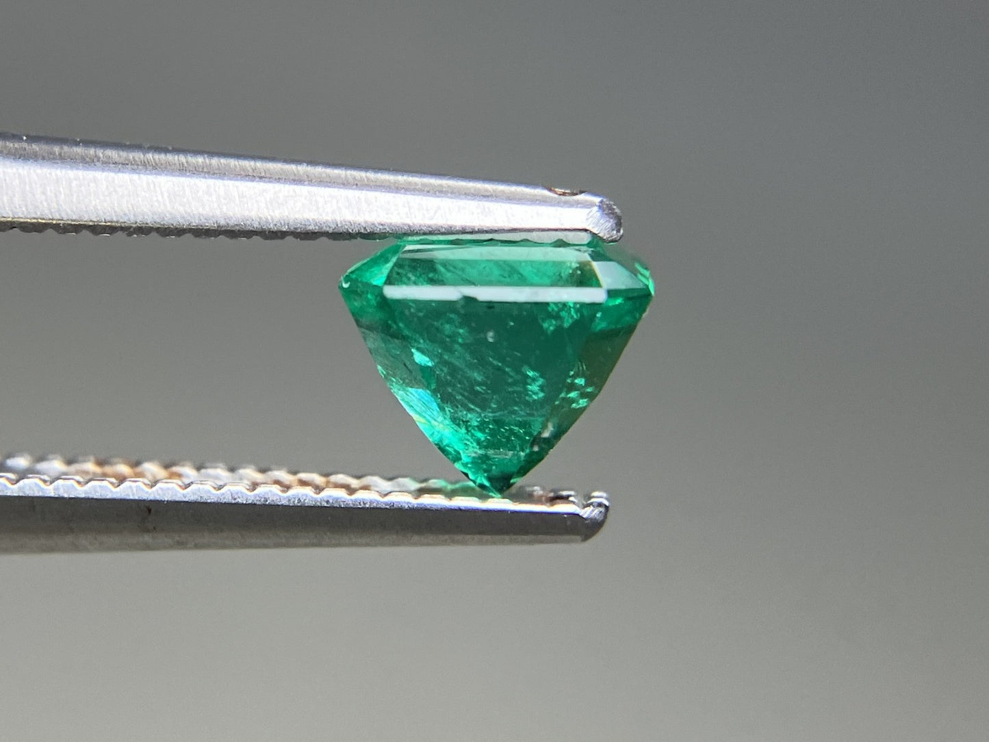 エメラルド 天然  0.786ct  中央宝石ソーティング付き  5.57㎜×4.83㎜×4.75㎜  ルース（ 裸石 ） 5946YY