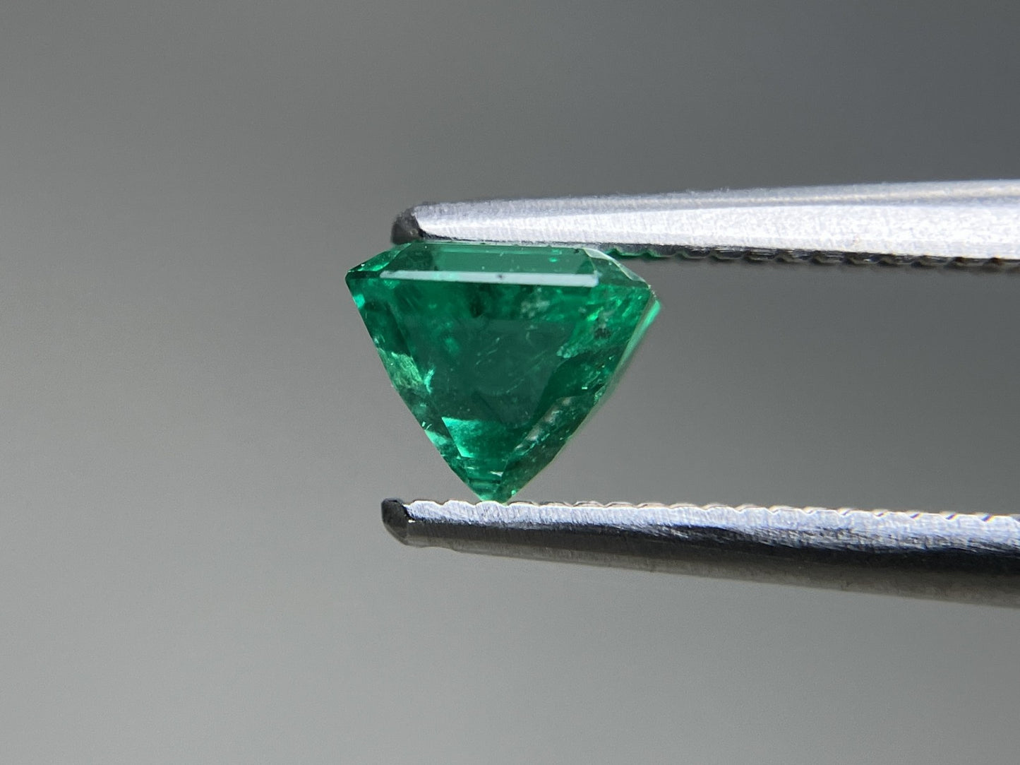 エメラルド 天然  0.786ct  中央宝石ソーティング付き  5.57㎜×4.83㎜×4.75㎜  ルース（ 裸石 ） 5946YY