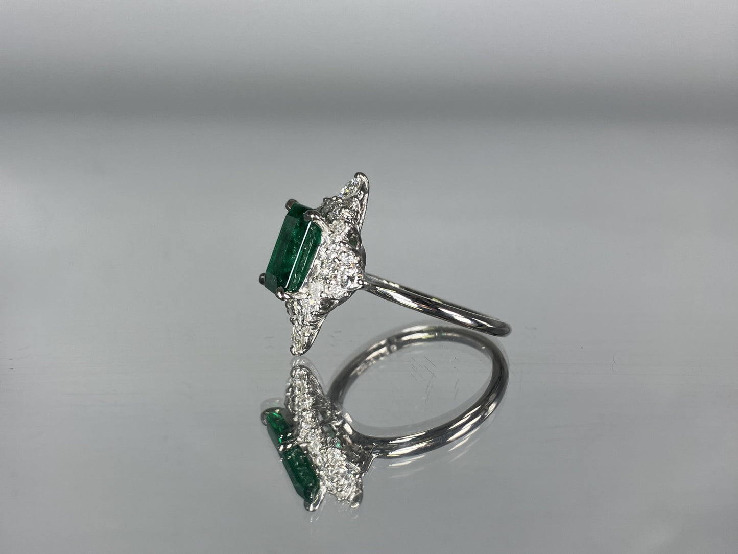 エメラルド 1.95ct 宝石鑑別書 D0.67ct PT900 5.5g 指輪 （JP9号） サイズ直し無料 5345K