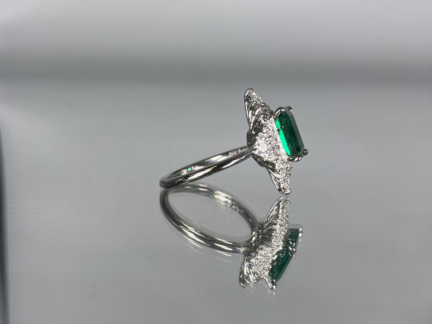エメラルド 1.95ct 宝石鑑別書 D0.67ct PT900 5.5g 指輪 （JP9号） サイズ直し無料 5345K