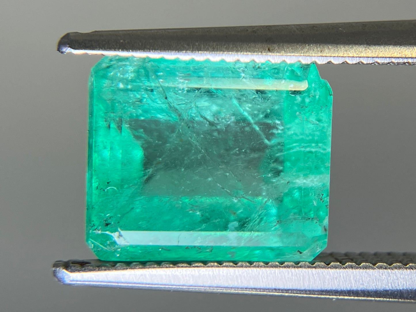 エメラルド 天然 4.096ct 中央宝石ソーティング付き 9.81㎜×8.35㎜×6.04㎜ ルース（ 裸石 ） 5973YY
