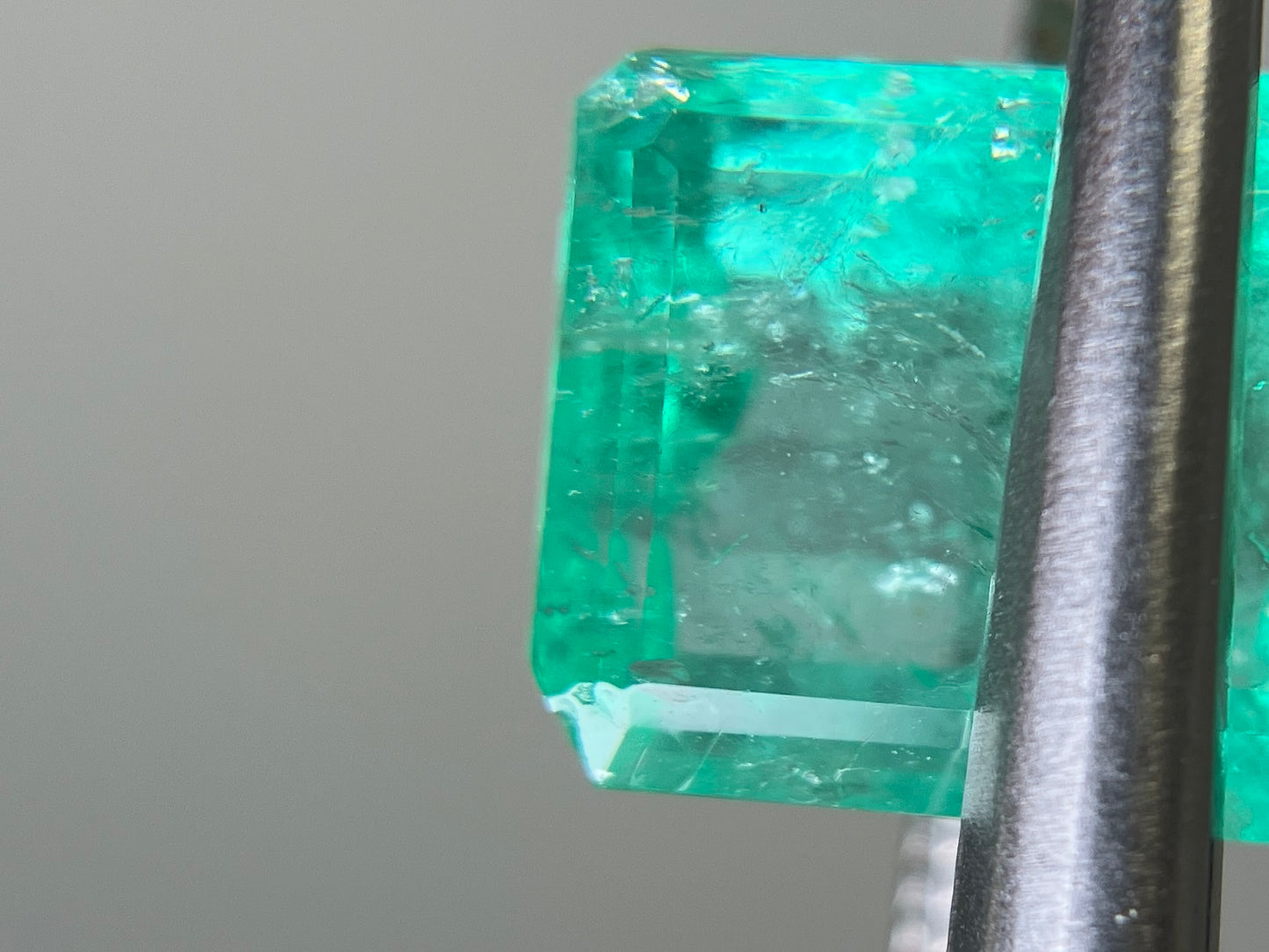 エメラルド 天然 4.096ct 中央宝石ソーティング付き 9.81㎜×8.35㎜×6.04㎜ ルース（ 裸石 ） 5973YY