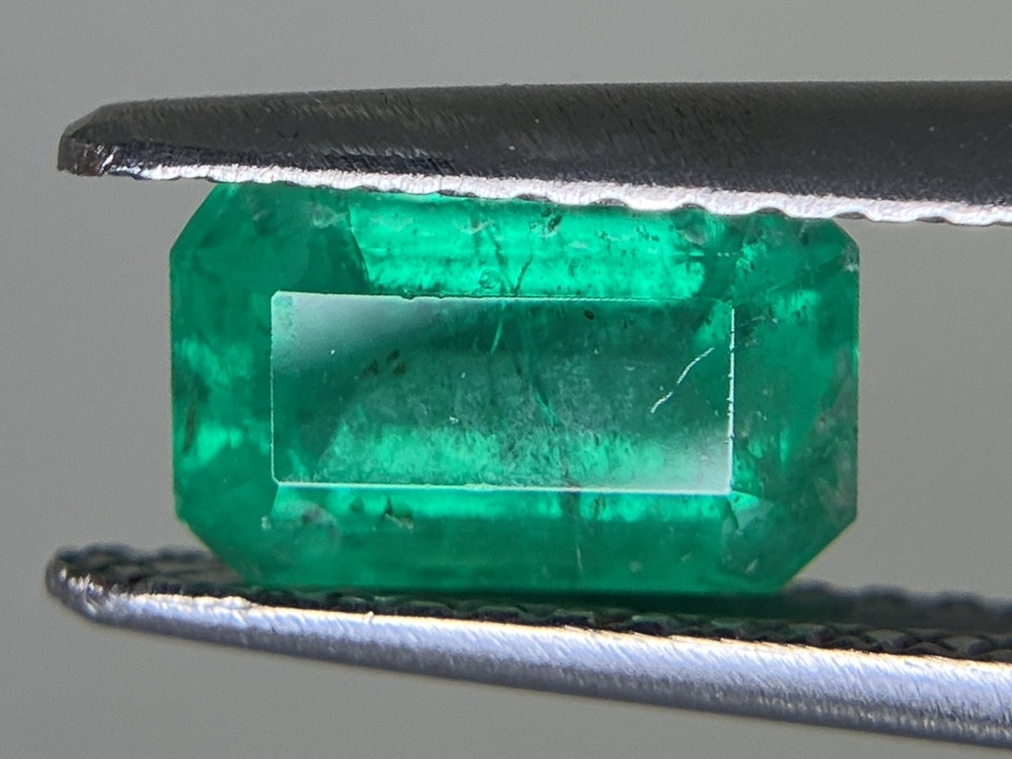 エメラルド 1.240ct 中央宝石ソーティング付き  7.76㎜×4.80㎜×4.20㎜  ルース（ 裸石 ） 3866YY