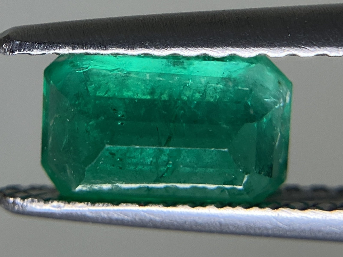 エメラルド 1.240ct 中央宝石ソーティング付き  7.76㎜×4.80㎜×4.20㎜  ルース（ 裸石 ） 3866YY