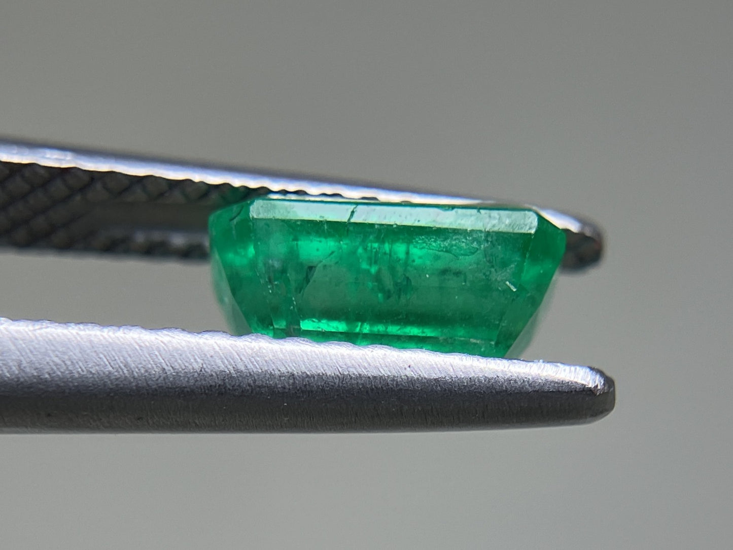 エメラルド 1.240ct 中央宝石ソーティング付き  7.76㎜×4.80㎜×4.20㎜  ルース（ 裸石 ） 3866YY