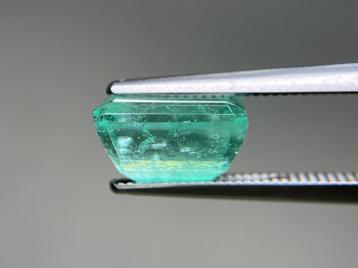 エメラルド 天然 4.096ct 中央宝石ソーティング付き 9.81㎜×8.35㎜×6.04㎜ ルース（ 裸石 ） 5973YY