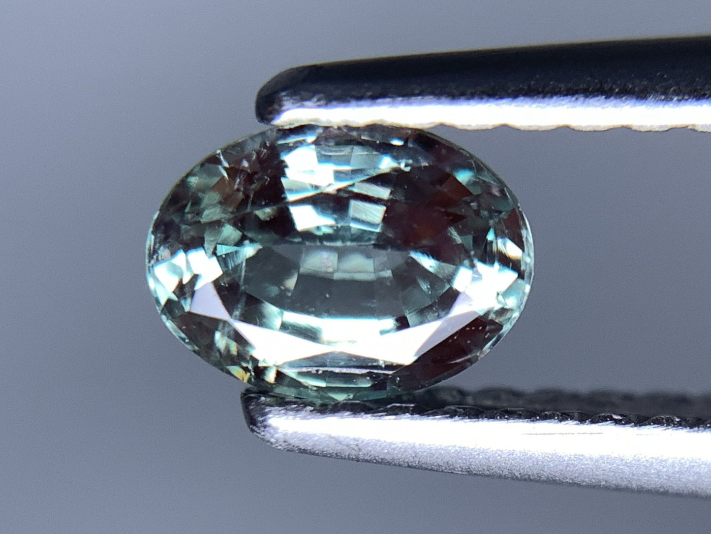 アレキサンドライト 天然 0.605ct 中央宝石ソーティング付き 5.86㎜×4.29㎜×2.93㎜ ルース（ 裸石 ） 7123Y