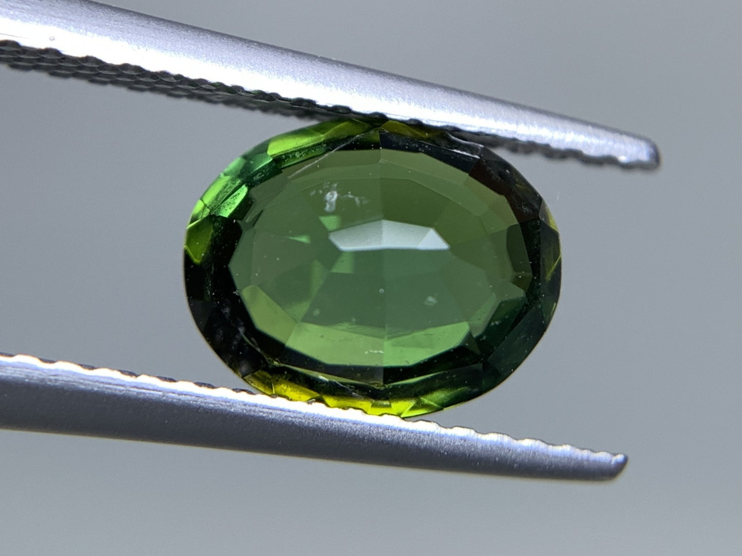 グリーントルマリン 天然  1.723ct  宝石ソーティング付き  8.4㎜×6.8㎜×4.3㎜ ルース（ 裸石 ）  5540Y