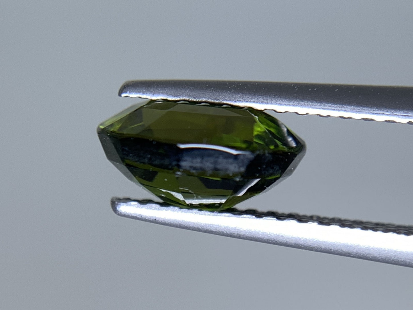 グリーントルマリン 天然  1.723ct  宝石ソーティング付き  8.4㎜×6.8㎜×4.3㎜ ルース（ 裸石 ）  5540Y
