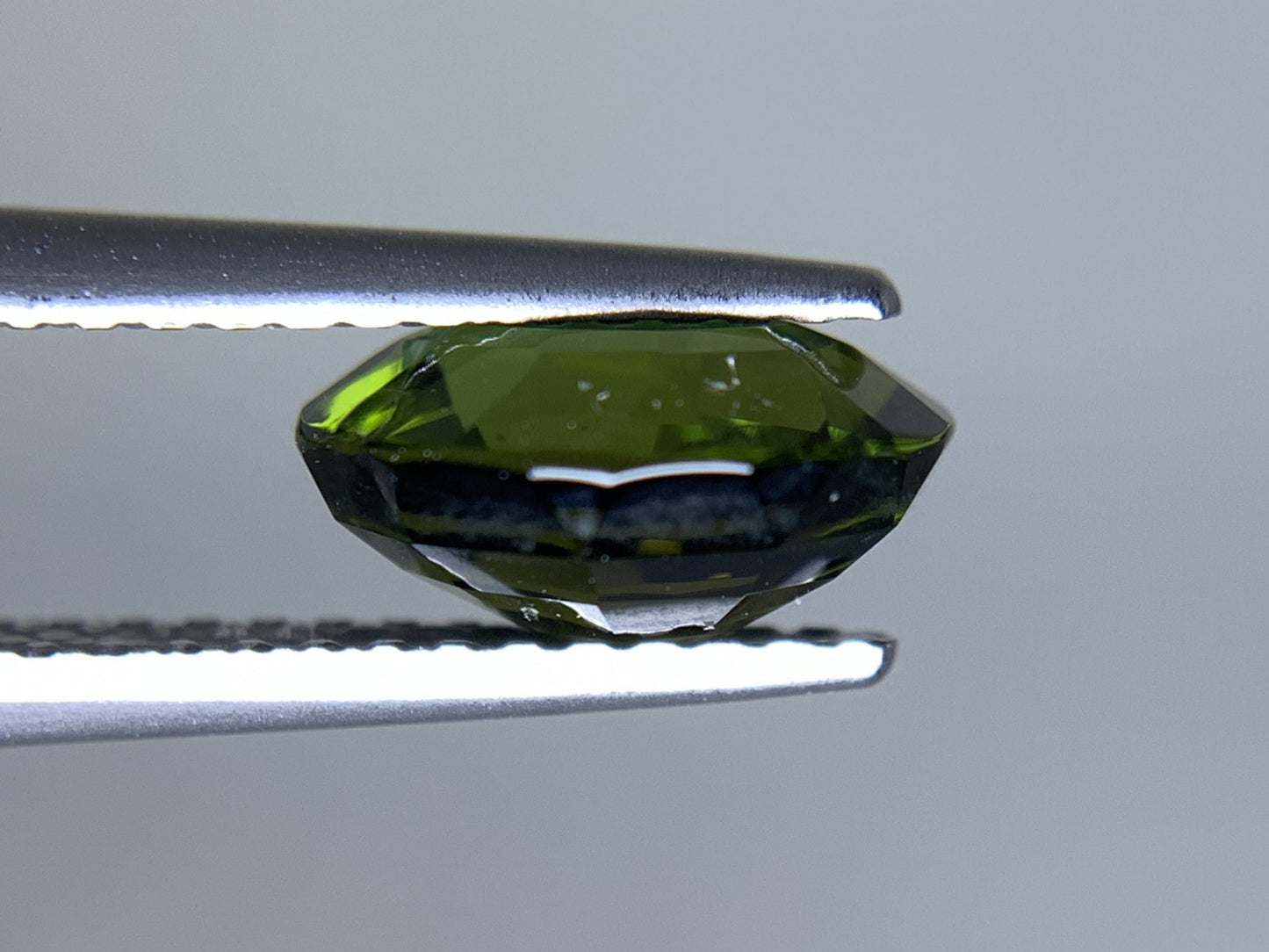グリーントルマリン 天然  1.723ct  宝石ソーティング付き  8.4㎜×6.8㎜×4.3㎜ ルース（ 裸石 ）  5540Y