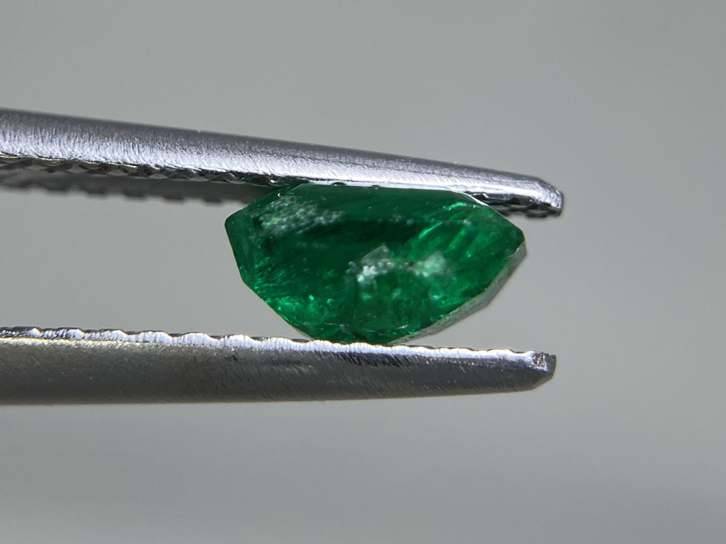 エメラルド 0.786ct 宝石ソーティング付き 6.3㎜×4.70㎜×3.50㎜ ルース（ 裸石 ） 1648YY