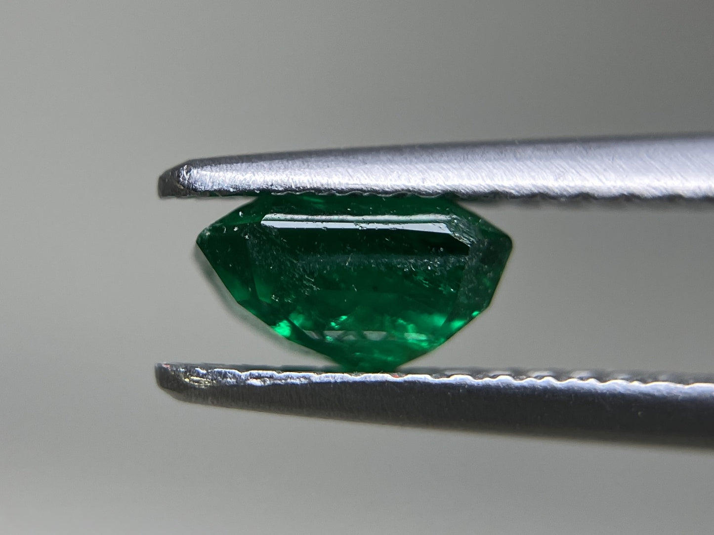 エメラルド 0.786ct 宝石ソーティング付き 6.3㎜×4.70㎜×3.50㎜ ルース（ 裸石 ） 1648YY