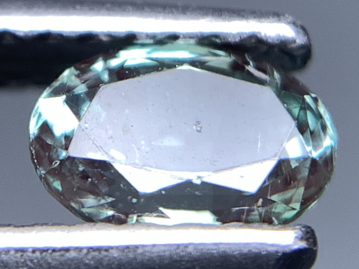 アレキサンドライト 天然 0.605ct 中央宝石ソーティング付き 5.86㎜×4.29㎜×2.93㎜ ルース（ 裸石 ） 7123Y