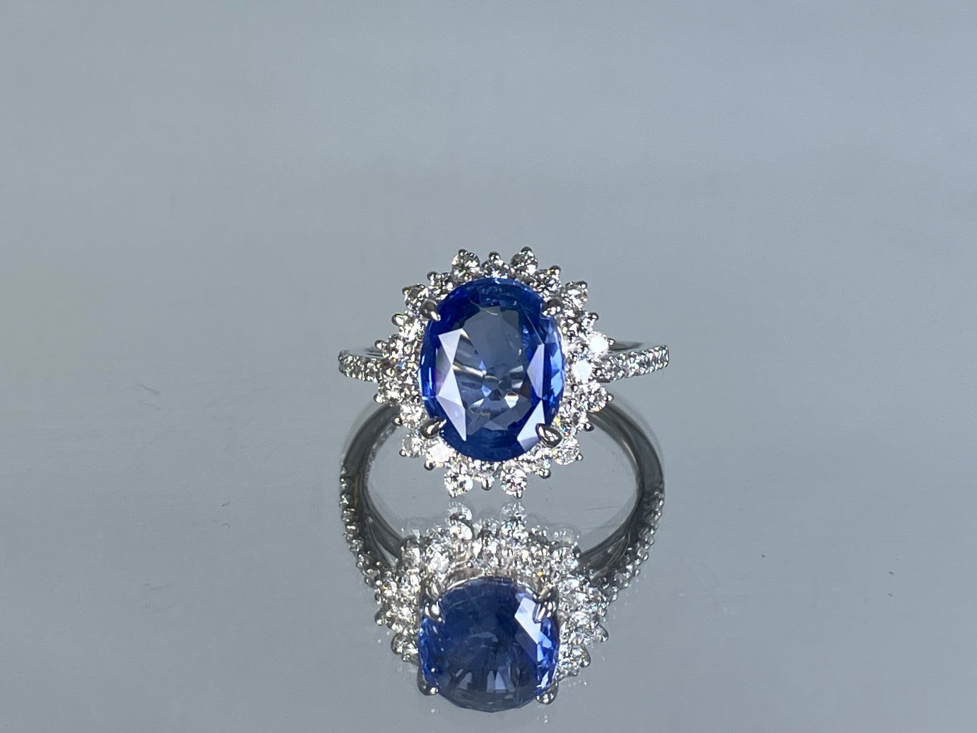 サファイア 2.67ct コンフラワーブルー 非加熱 AIGS鑑別書 D0.65ct PT900 4.9g 指輪 （JP9号） サイズ直し無料 9167K