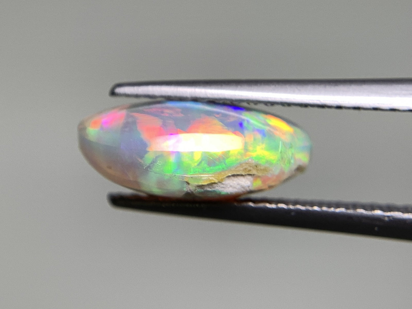 オパール 3.060ct  中央宝石ソーティング付き  12.2㎜×8.9㎜×5.1㎜  天然 ルース（ 裸石 ） 4629Y