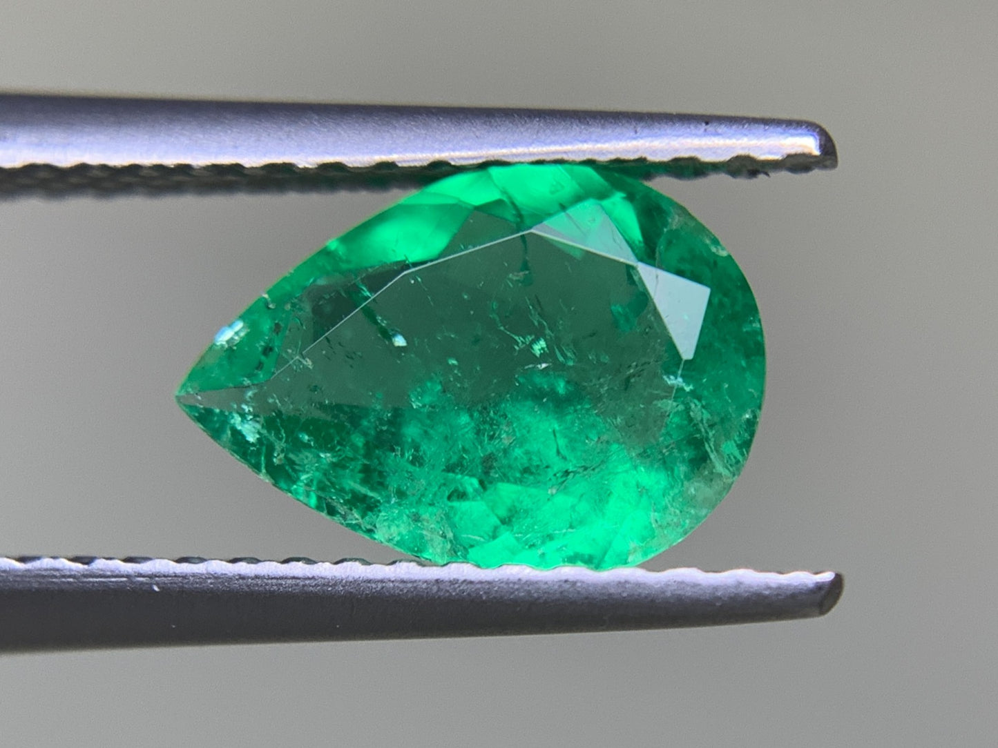 エメラルド  1.036ct  中央宝石ソーティング付き  9.43㎜×6.72㎜×3.47㎜  ルース（ 裸石 ） 3289Y