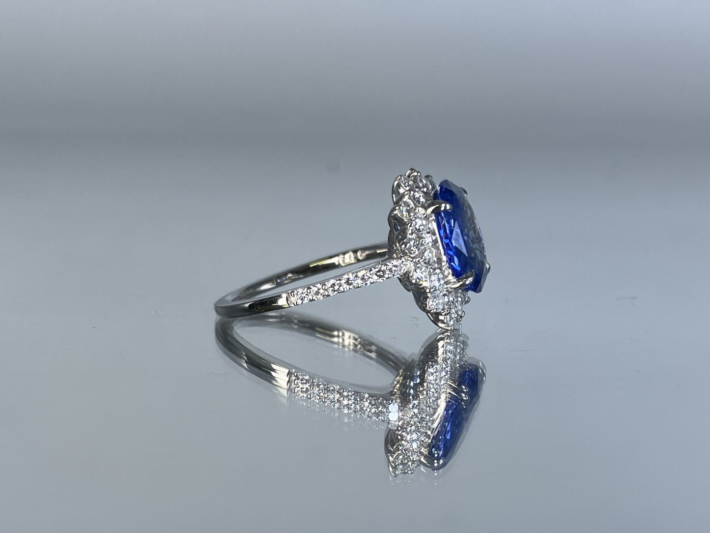 サファイア 2.67ct コンフラワーブルー 非加熱 AIGS鑑別書 D0.65ct PT900 4.9g 指輪 （JP9号） サイズ直し無料 9167K