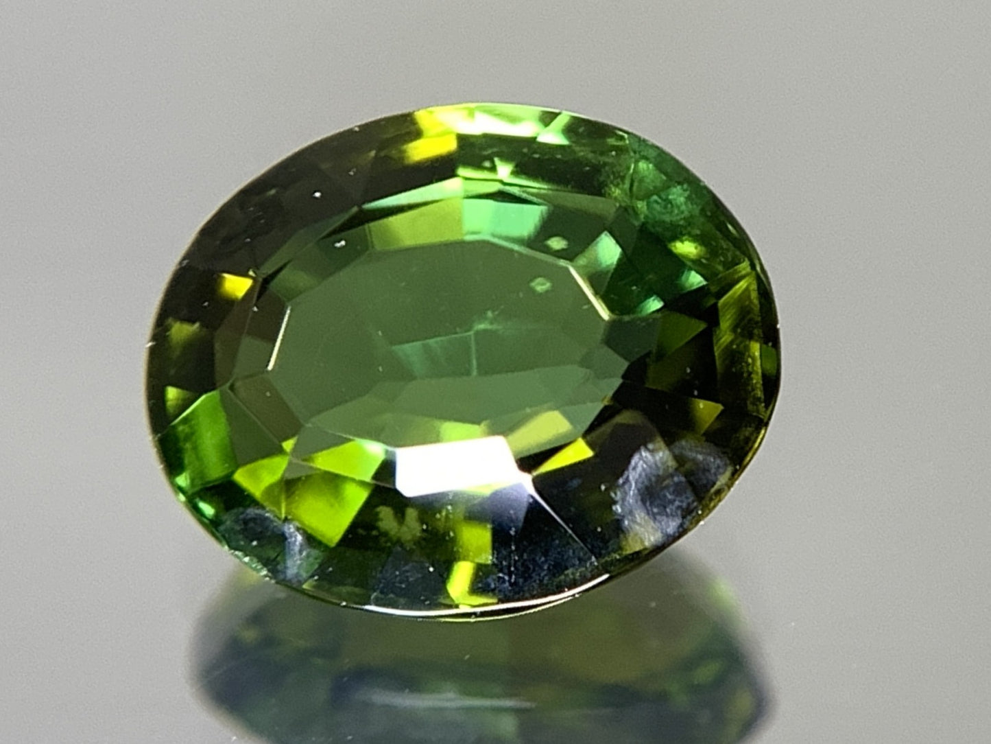グリーントルマリン 天然  1.723ct  宝石ソーティング付き  8.4㎜×6.8㎜×4.3㎜ ルース（ 裸石 ）  5540Y