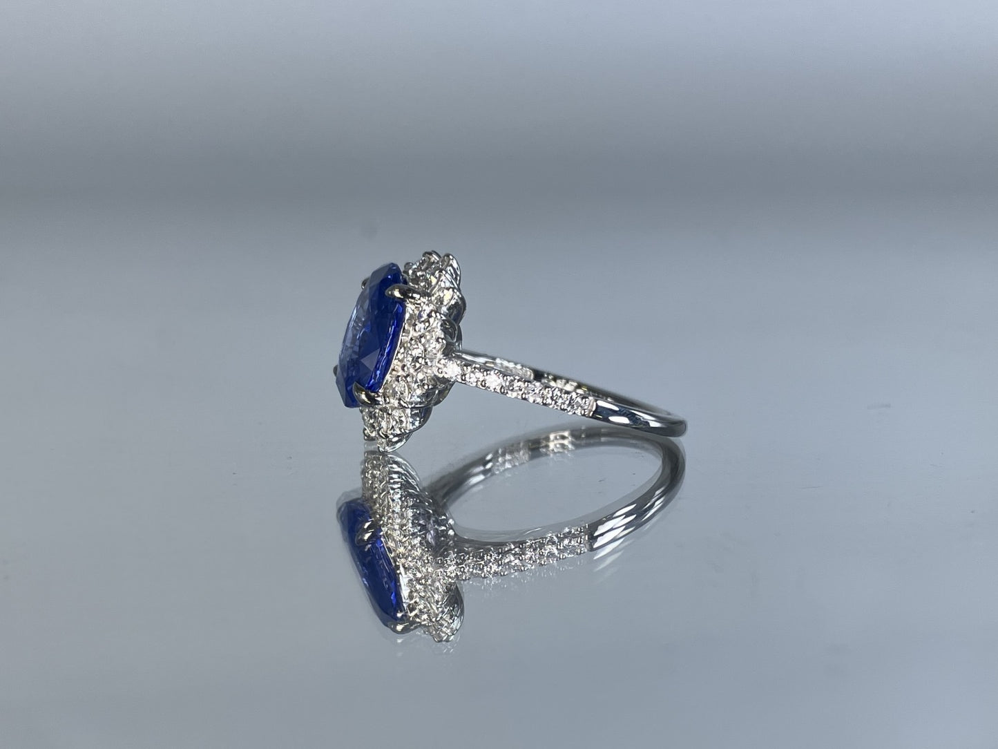 サファイア 2.67ct コンフラワーブルー 非加熱 AIGS鑑別書 D0.65ct PT900 4.9g 指輪 （JP9号） サイズ直し無料 9167K