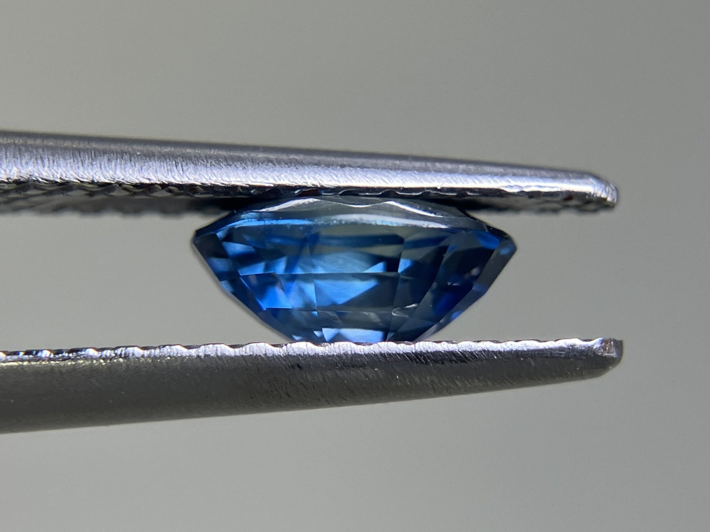 サファイア 1.06ct AIGS鑑別書付き コーンフラワー（CF）6.92㎜×5.18㎜×3.39㎜ ルース（ 裸石 ） 1926YY