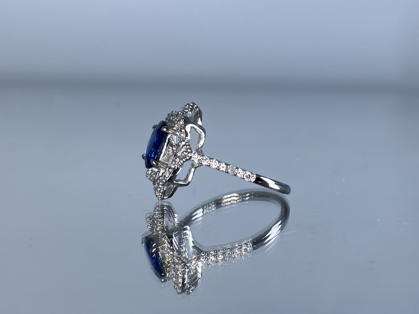 サファイア 1.06ct ロイヤルブルー royal blue AIGS鑑別書 D0.33ct PT900 4.9g 指輪 （JP13号） サイズ直し無料 8174K