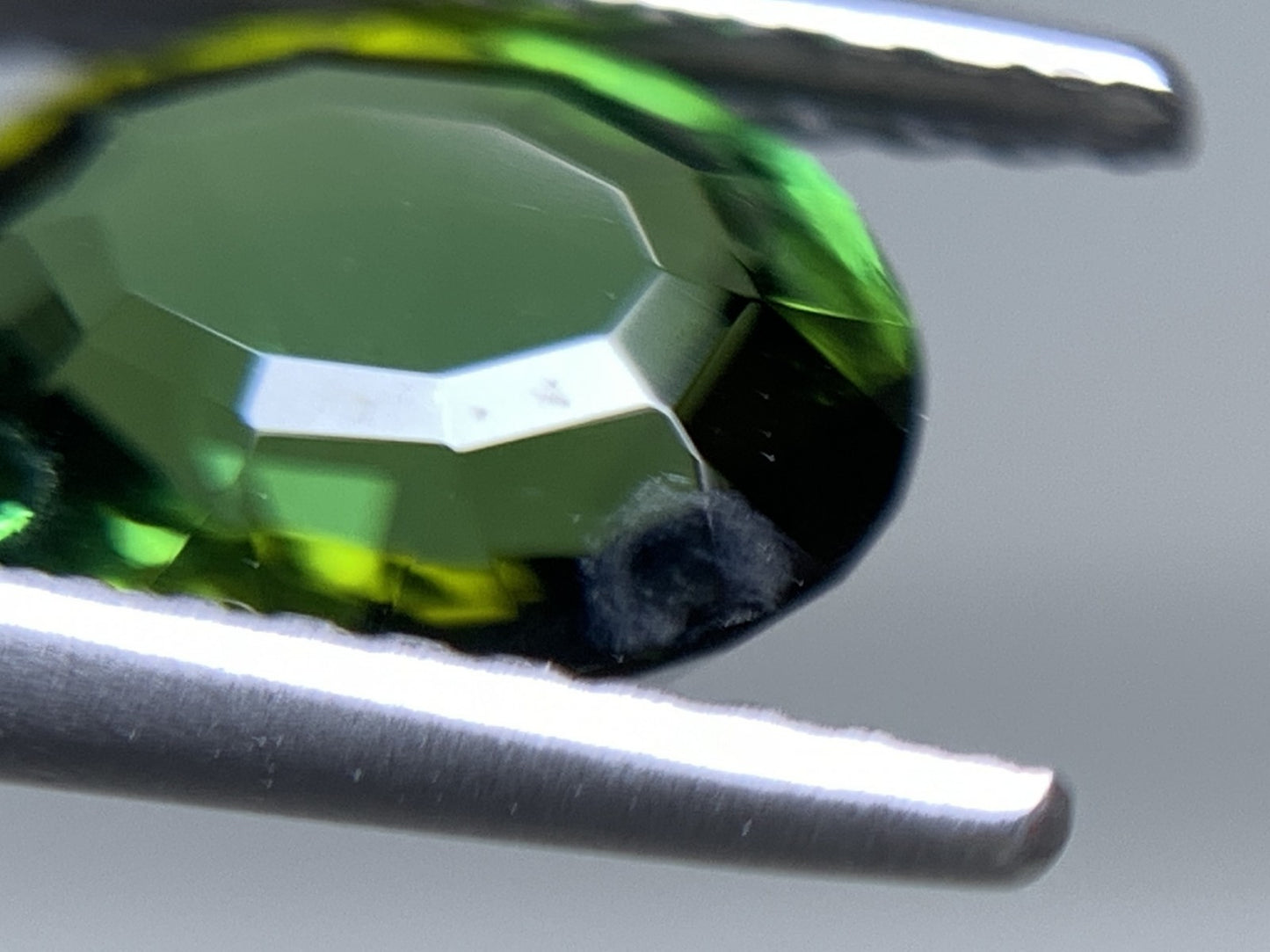 グリーントルマリン 天然  1.723ct  宝石ソーティング付き  8.4㎜×6.8㎜×4.3㎜ ルース（ 裸石 ）  5540Y
