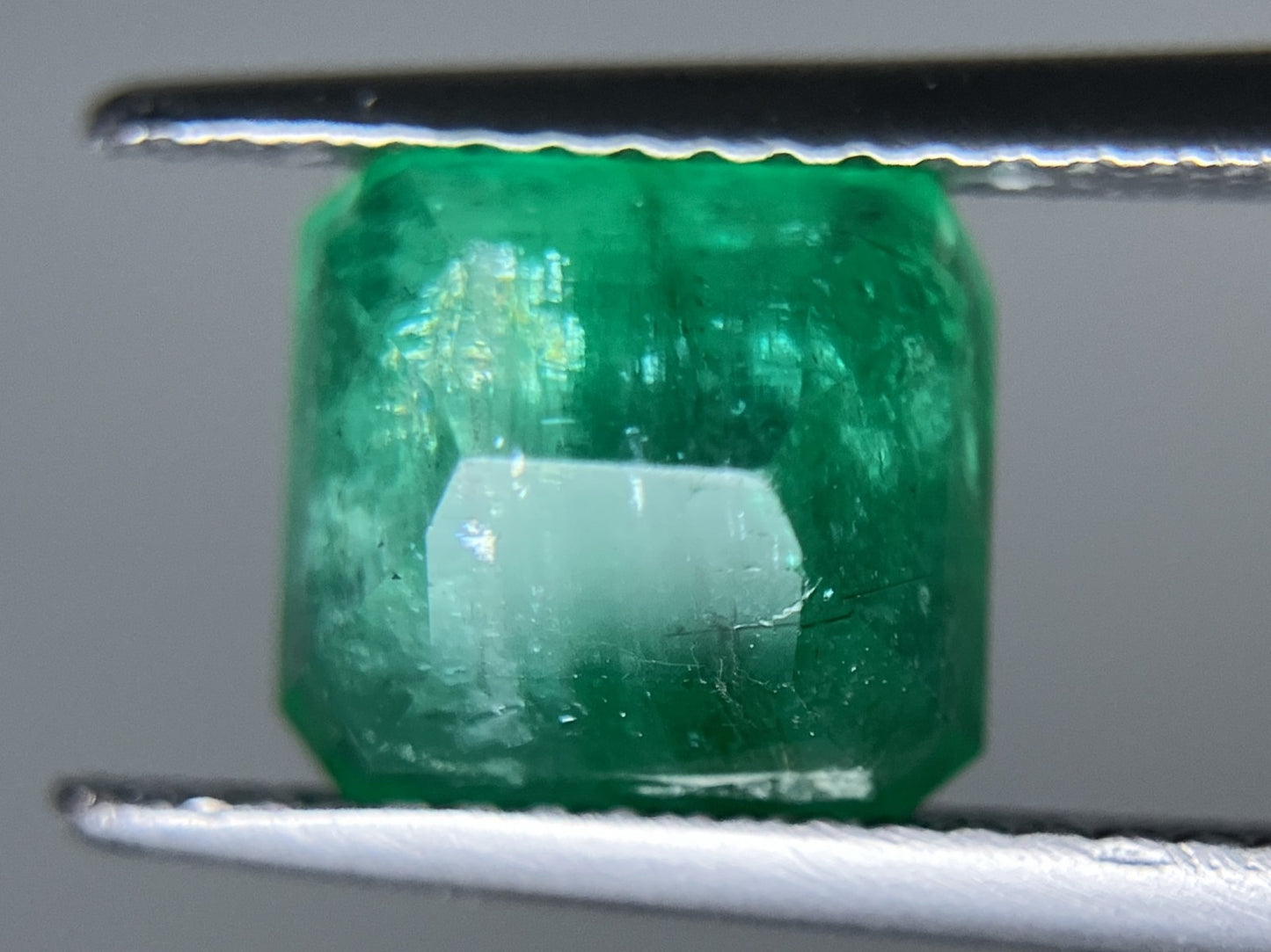 エメラルド 3.177ct 中央宝石ソーティング付き 8.26㎜×7.90㎜×6.32㎜ ルース（ 裸石 ） 3785YY