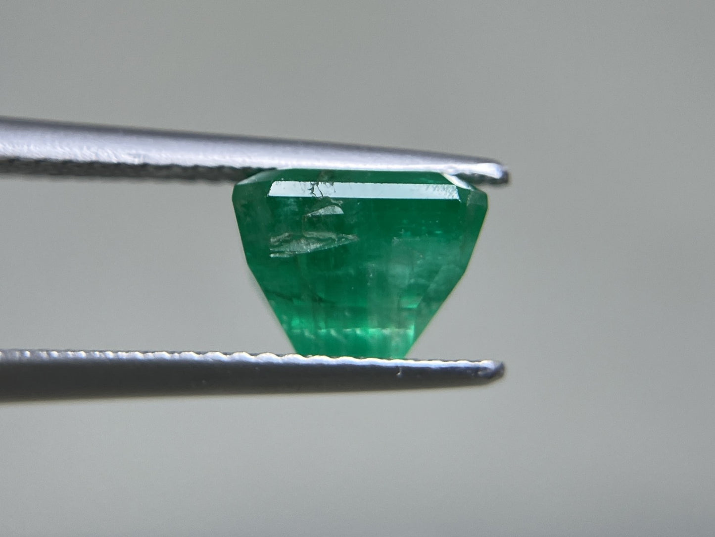 エメラルド 3.177ct 中央宝石ソーティング付き 8.26㎜×7.90㎜×6.32㎜ ルース（ 裸石 ） 3785YY