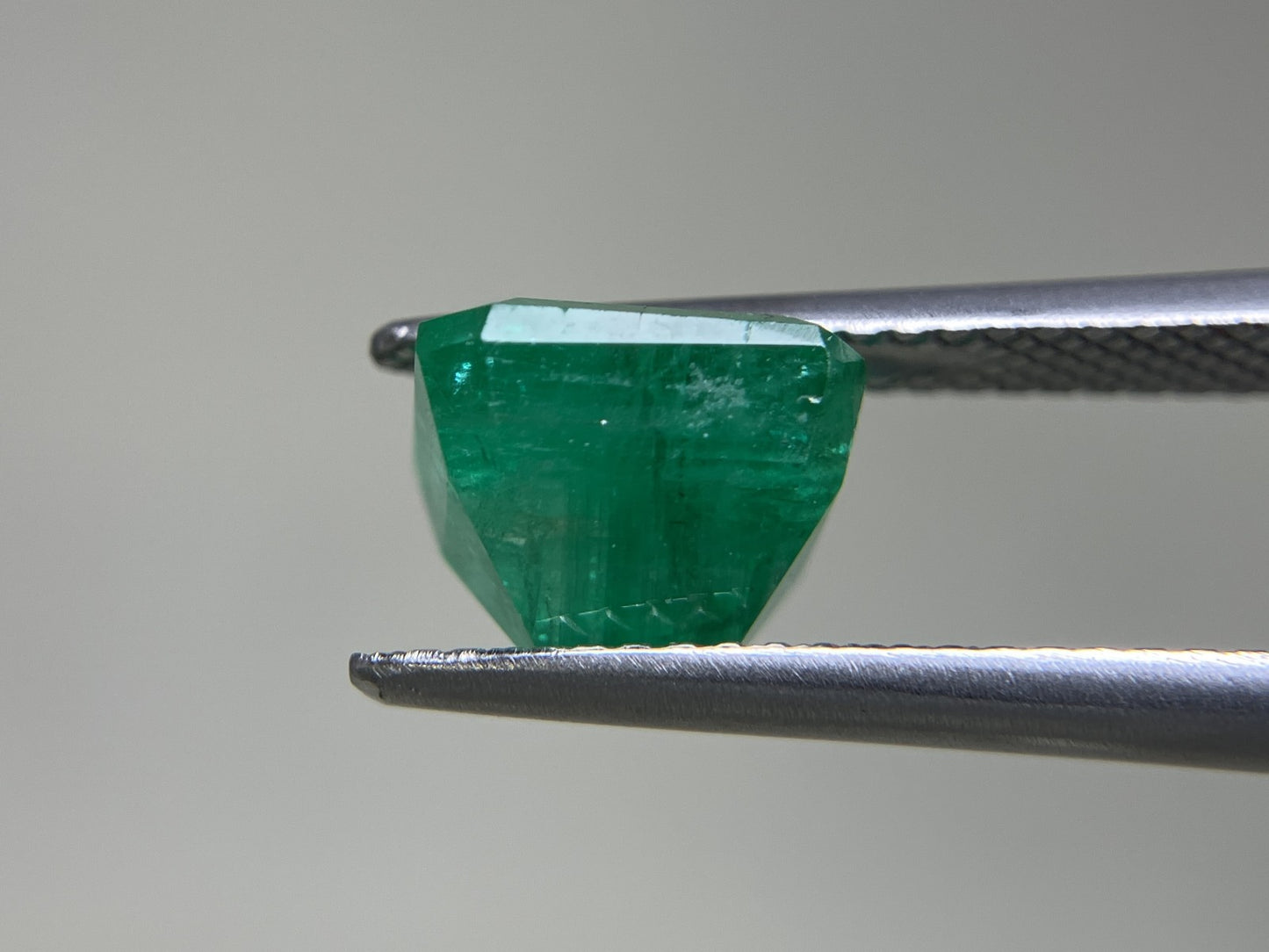 エメラルド 3.177ct 中央宝石ソーティング付き 8.26㎜×7.90㎜×6.32㎜ ルース（ 裸石 ） 3785YY