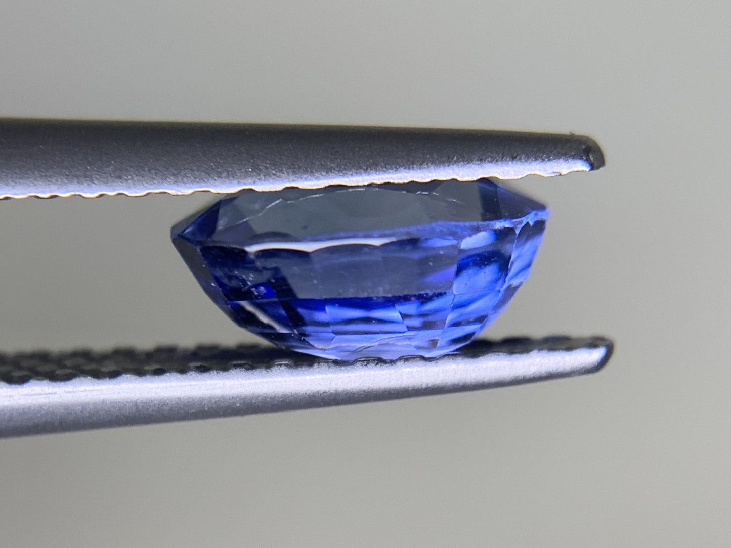 バイオレットサファイア 1.409ct 宝石ソーティング付き  7.5㎜×5.3㎜×3.6㎜  ルース（ 裸石 ） 3359Y