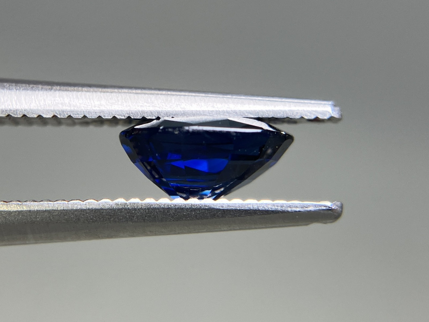 ブルーサファイア 天然  1.306ct  中央宝石ソーティング付き  7.38㎜×5.60㎜×3.68㎜  ルース（ 裸石 ） 5849YY