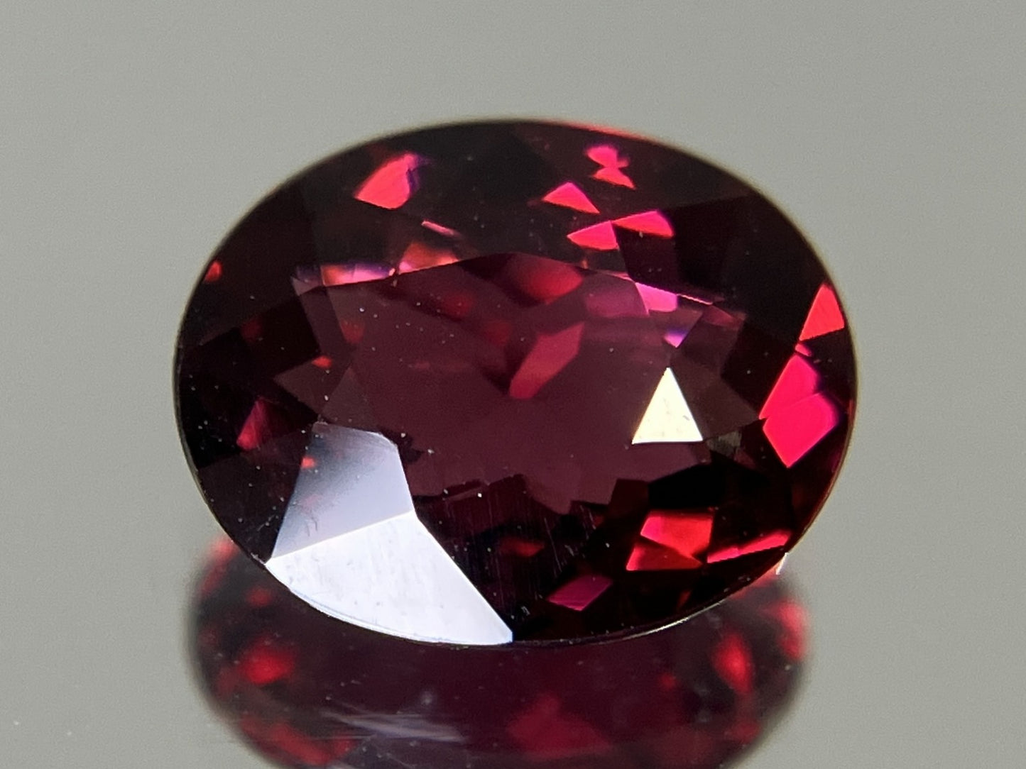 ロードライトガーネット 天然  2.365ct  宝石ソーティング付き  9.3㎜×7.4㎜×3.7㎜ ルース（ 裸石 ）  5956YY