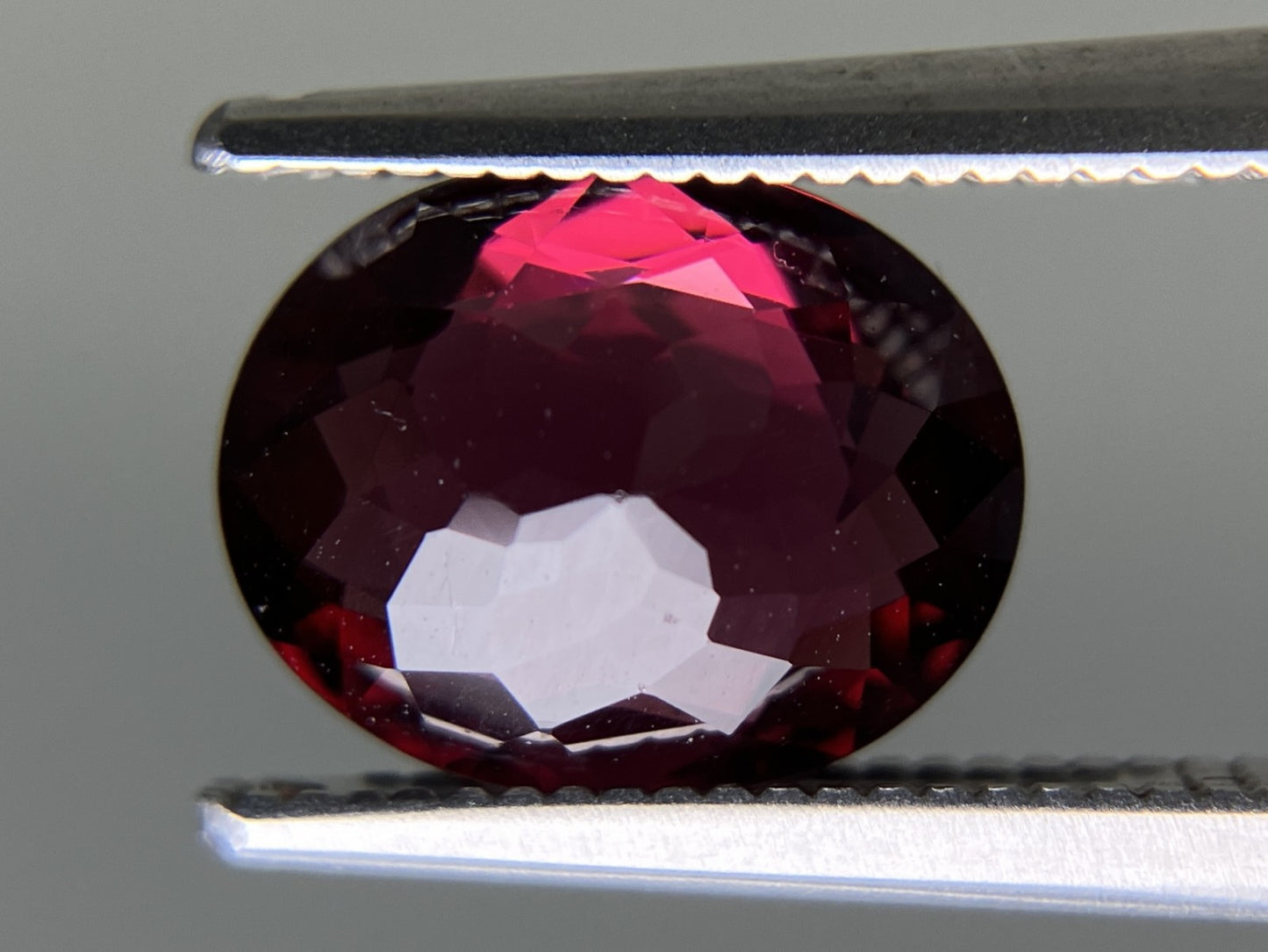 ロードライトガーネット 天然  2.365ct  宝石ソーティング付き  9.3㎜×7.4㎜×3.7㎜ ルース（ 裸石 ）  5956YY