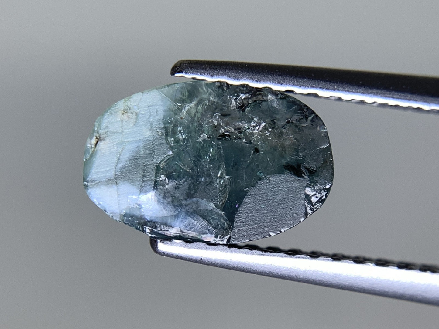 アレキサンドライト 天然 2.205ct 中央宝石ソーティング付き 9.3㎜×6.0㎜×4.2㎜ ルース（ 裸石 ） 5481Y
