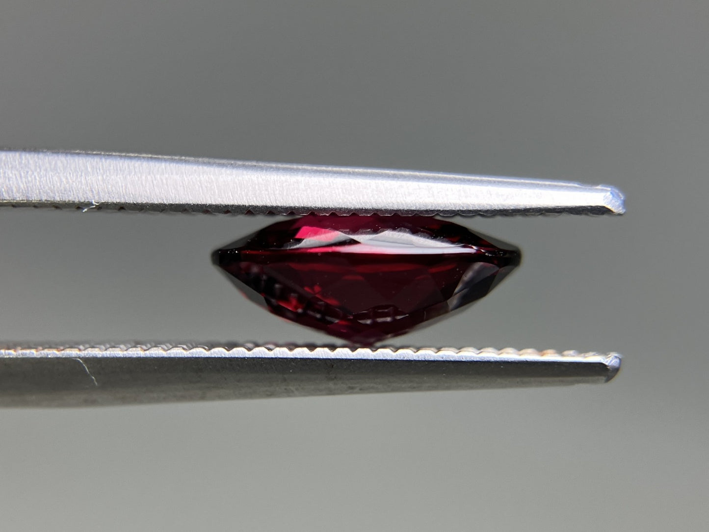 ロードライトガーネット 天然  2.365ct  宝石ソーティング付き  9.3㎜×7.4㎜×3.7㎜ ルース（ 裸石 ）  5956YY