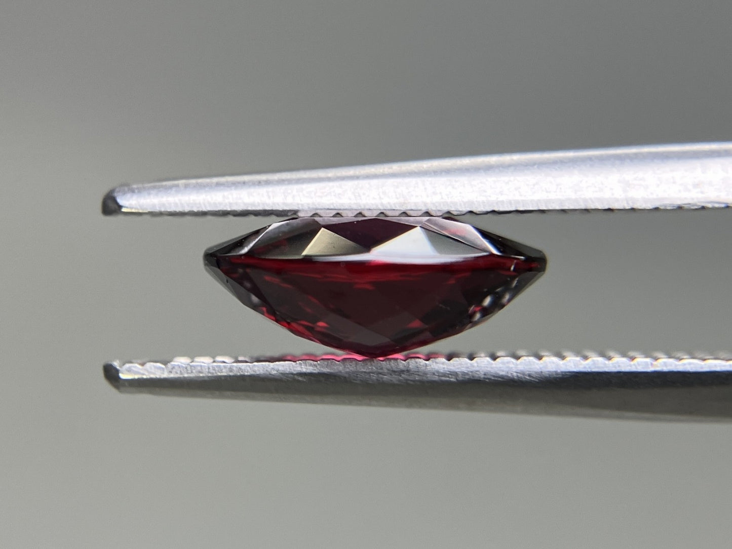 ロードライトガーネット 天然  2.365ct  宝石ソーティング付き  9.3㎜×7.4㎜×3.7㎜ ルース（ 裸石 ）  5956YY