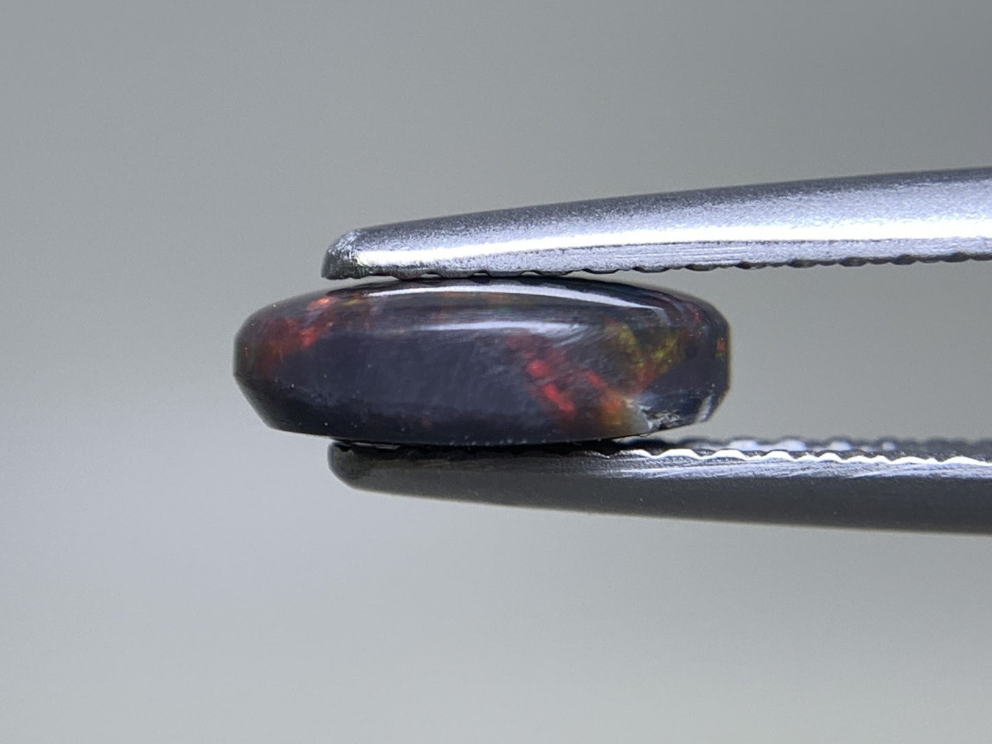 ブラックオパール 天然 1.267ct 中央宝石ソーティング付き 8.9㎜×6.8㎜×3.0㎜ ルース（ 裸石 ） 7255Y