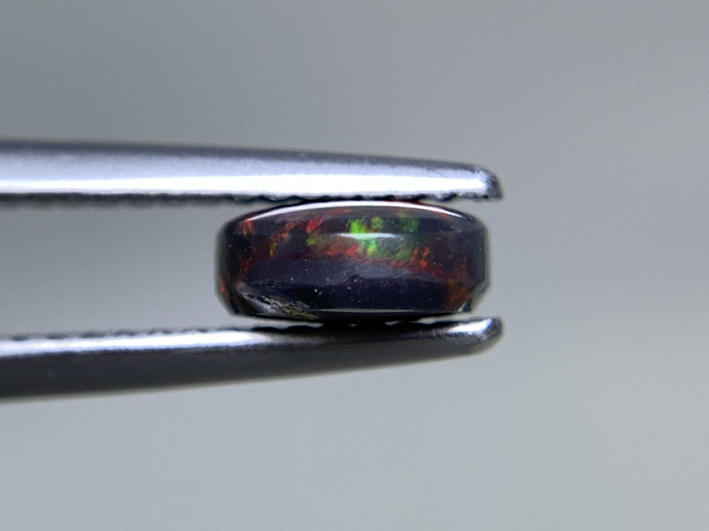 ブラックオパール 天然 1.267ct 中央宝石ソーティング付き 8.9㎜×6.8㎜×3.0㎜ ルース（ 裸石 ） 7255Y