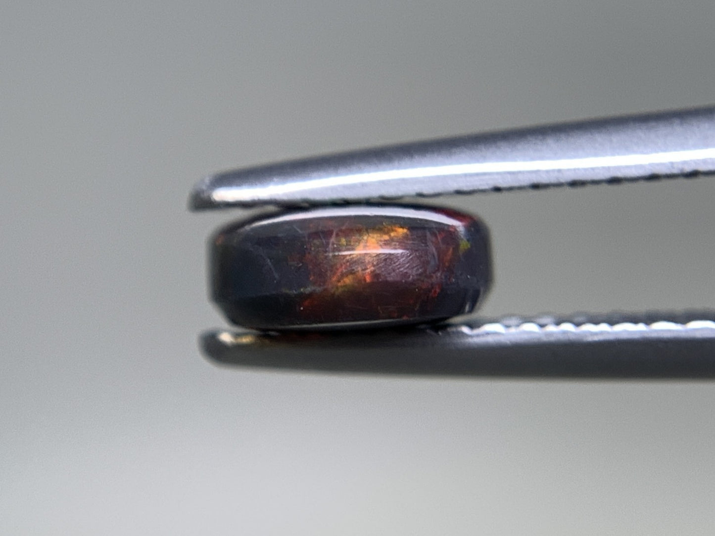 ブラックオパール 天然 1.267ct 中央宝石ソーティング付き 8.9㎜×6.8㎜×3.0㎜ ルース（ 裸石 ） 7255Y