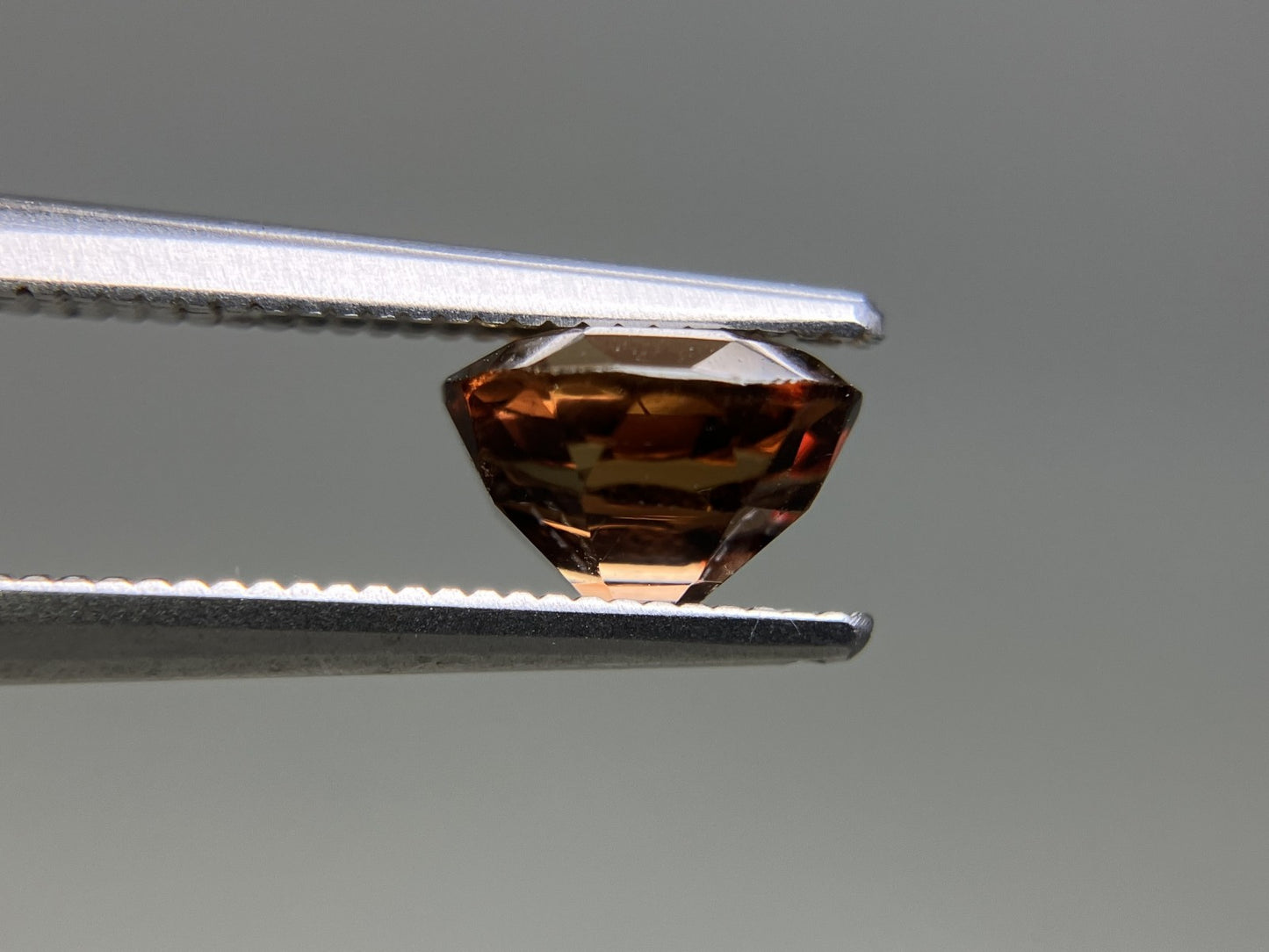アンダルサイト 天然  1.643ct  宝石ソーティング付き  7.1㎜×6.5㎜×4.7㎜ ルース（ 裸石 ）  5929YY