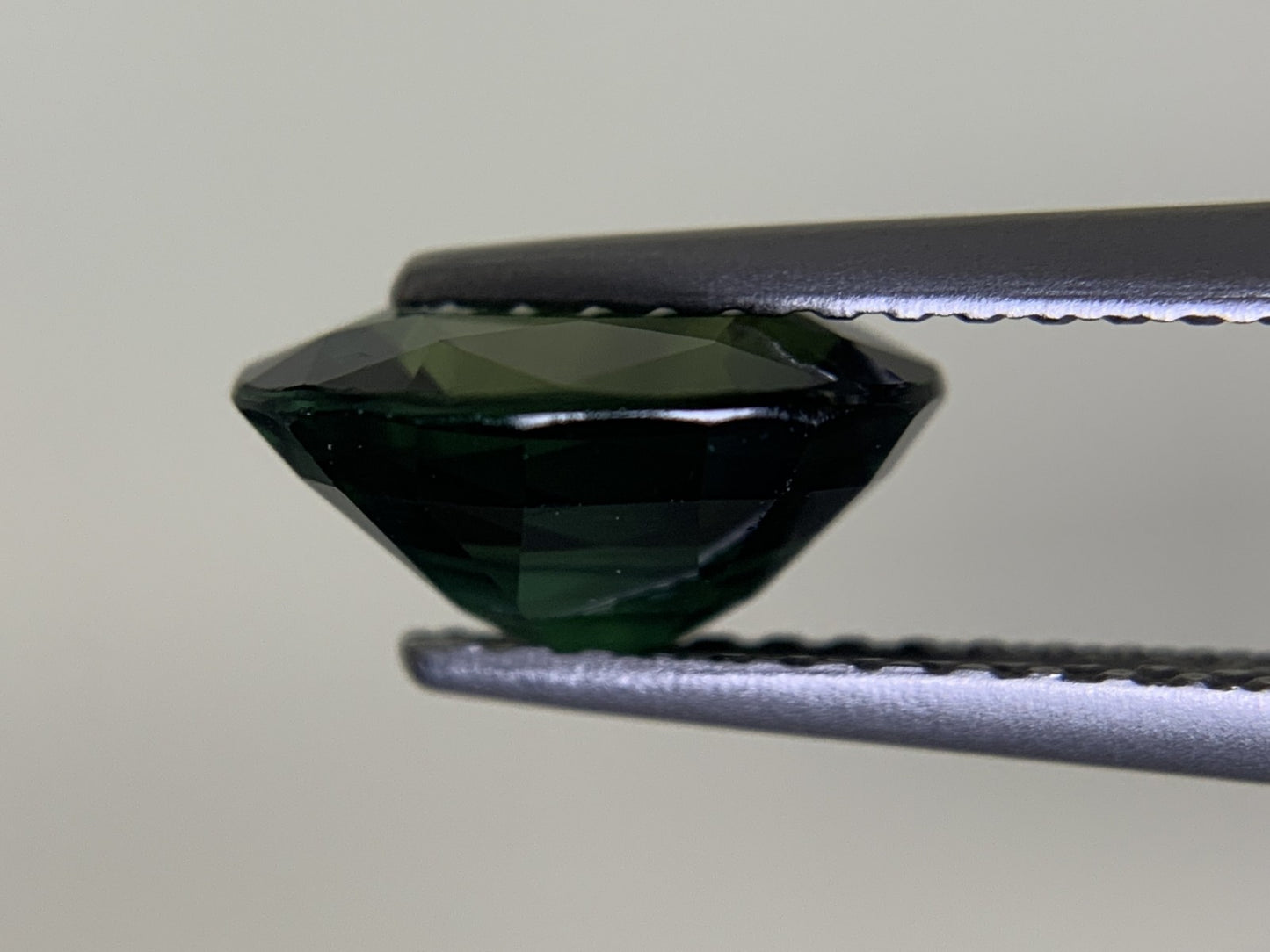 グリーンサファイア 2.297ct 宝石ソーティング付き  8.8㎜×7.1㎜×4.3㎜  ルース（ 裸石 ） 3290Y