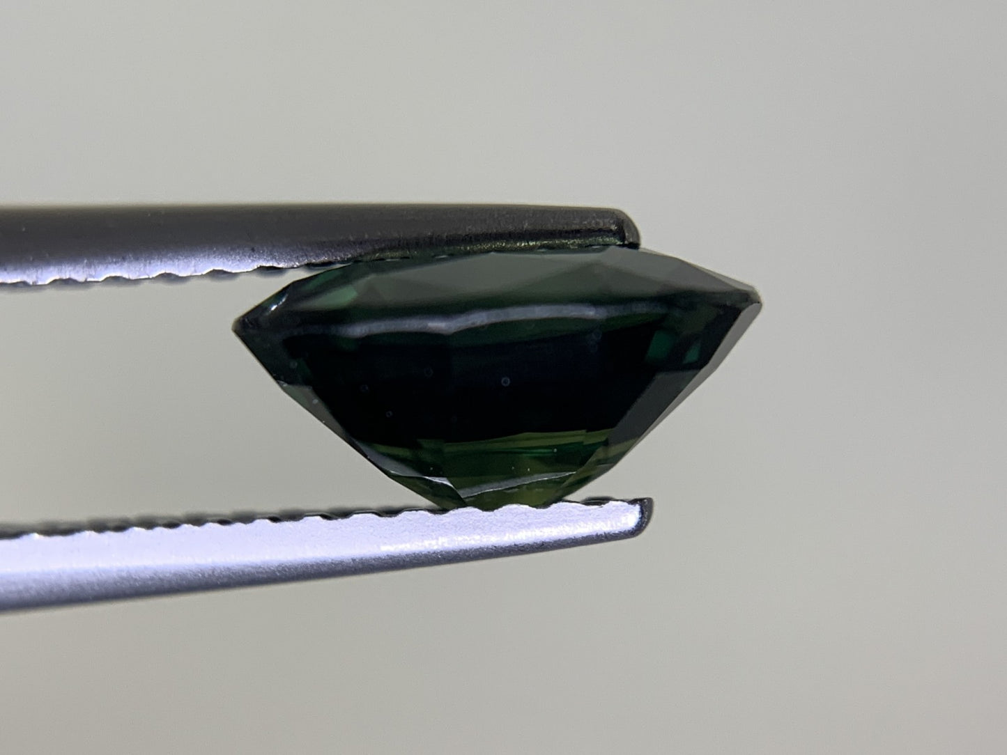 グリーンサファイア 2.297ct 宝石ソーティング付き  8.8㎜×7.1㎜×4.3㎜  ルース（ 裸石 ） 3290Y