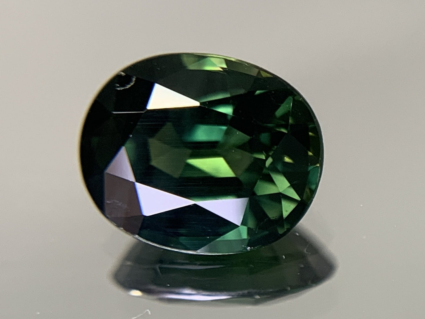 グリーンサファイア 2.297ct 宝石ソーティング付き  8.8㎜×7.1㎜×4.3㎜  ルース（ 裸石 ） 3290Y