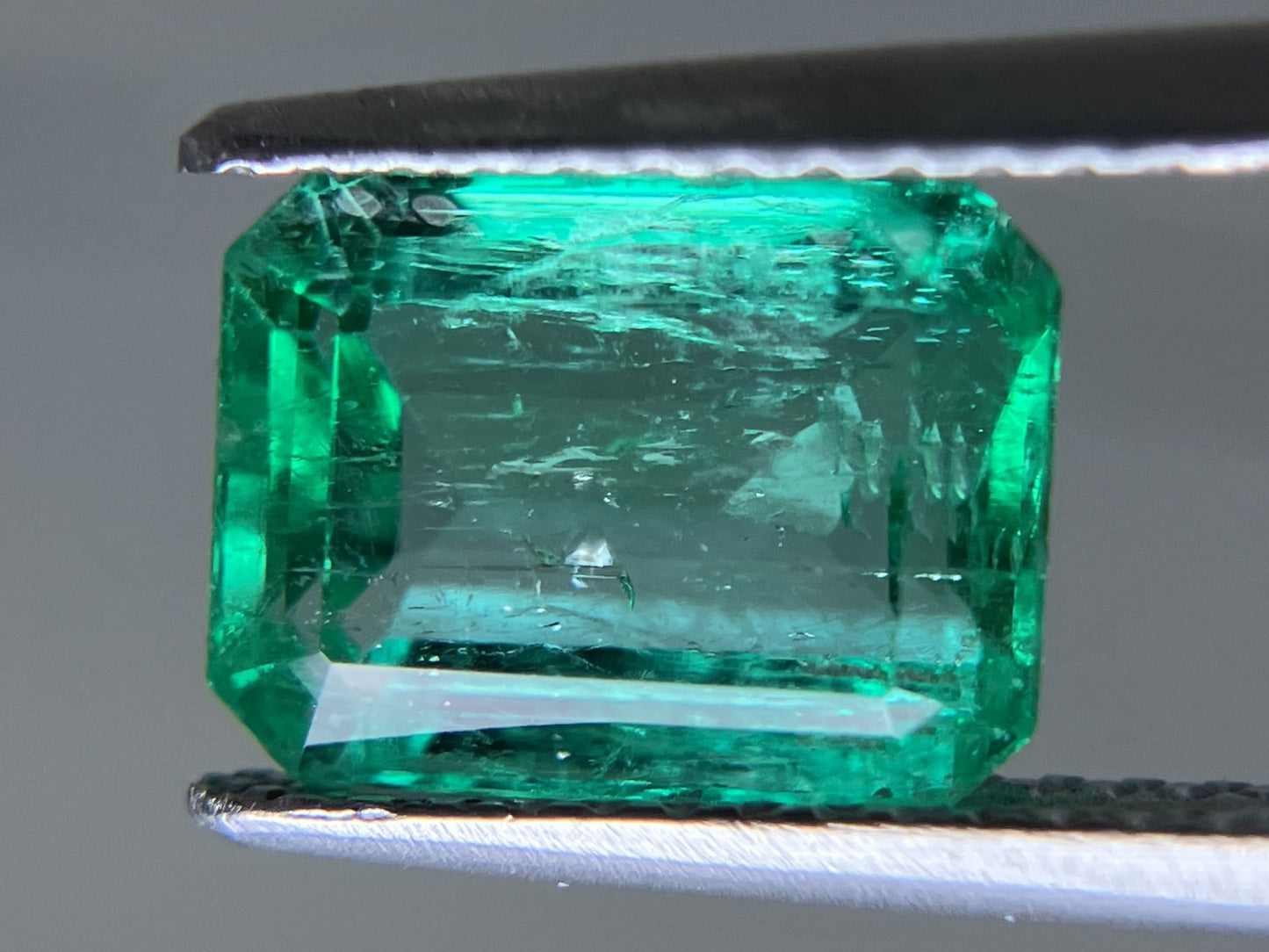 エメラルド 2.512ct 中央宝石ソーティング付き  9.13㎜×6.88㎜×4.88㎜  ルース（ 裸石 ） 3775YY